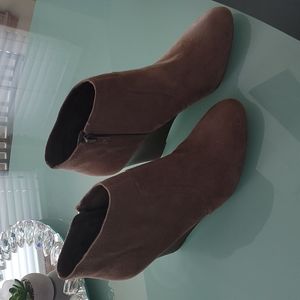 Libby Edelman. Wedged swayed booties. 8 1/2